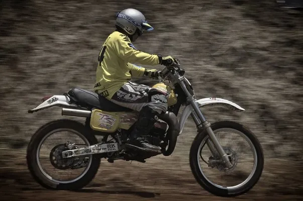 Motor Suzuki TS125 dengan mesin 2Tak, salah satu motor dual purpose favorit para adventurer di era 90an. (foto/dok-iksan)