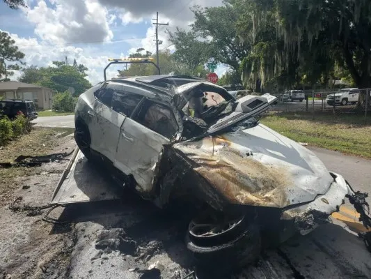 Tabrakan Hebat di AS, Lamborghini sampai terbang ke atap rumah. (Foto: Facebook/ Fort Lauderdale Fire Rescue)