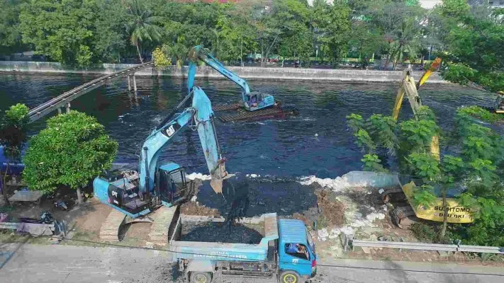 Sejumlah alat berat dikerahkan untuk mengeruk lumpur di Kali Sunter, sebagai antisipasi banjir. (Ist)