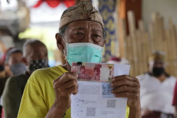 Saldo dana bansos Rp2.400.000 dari Program Bantuan Pangan Non Tunai (BPNT) dicairkan secara bertahap. (kemensos.go.id)