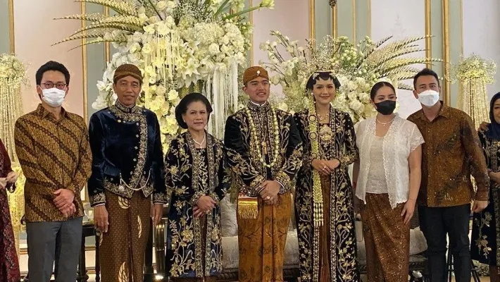 Raffi Ahmad dan Nagita Slavina menghadiri resepsi Kaesang-Erina di Pura Mangkunegaran, Solo. (Instagram/@raffinagita1717)