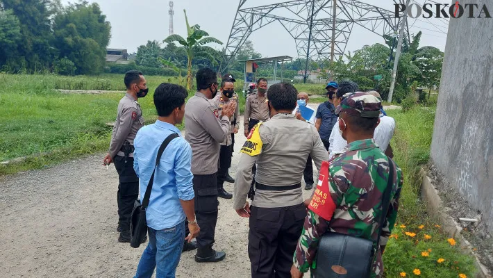 Kapolsek Tajurhalang Iptu Dwi bersama Kanit Harda Reskrim Polresteo Depok AKP Nirwan Pohan bersama anggota gabungan kasus pengukuran tanah. (foto: angga)