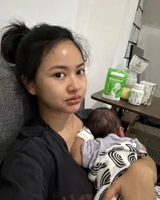 Adinda Azani dengan sang anak (instagram.com/dindazani)