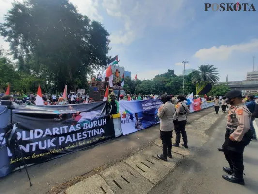 Sejumlah aparat kepolisian jaga ketat aksi bela Palestina di Kedubes AS, Jalan Medan Merdeka Selatan, Jakarta Pusat. (cr05)