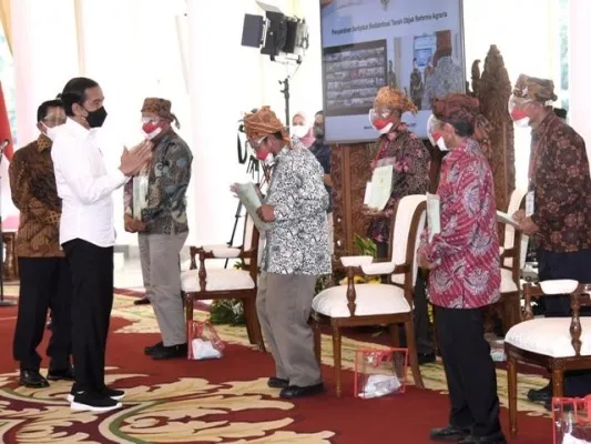 Presiden Joko Widodo saat menyerahkan sertifikat tanah.(biro pers)