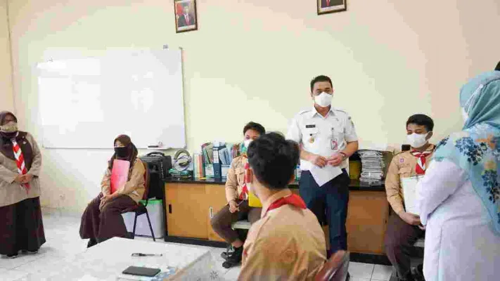 Wagub Ahmad Riza Patria saat meninjau pelaksanaan sekolah tatap muka di SMKN 2 Jakarta. (ist)