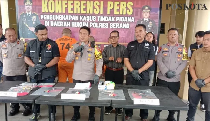 Kapolres Serang AKBP Wiwin Setiawan didampingi Kasatreskim AKP Andi Kurniady ES dan Kasihumas Iptu Dedi Jhumaedi saat konferensi pers. (haryono)