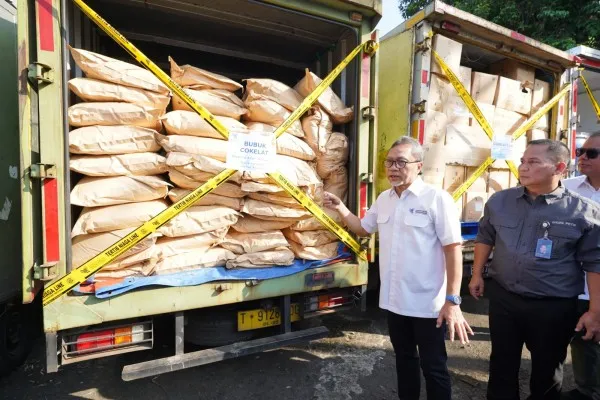 Mendag Zulkifli Hasan pimpin pemusnahan barang ilehal. (Humas Kemendag)