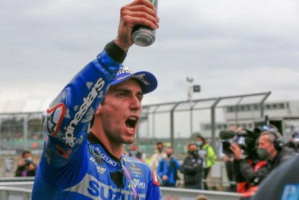 Alex Rins raih podium pertamanya musim ini dengan finish di posisi 2 pada GP Inggris. (foto/motogp)