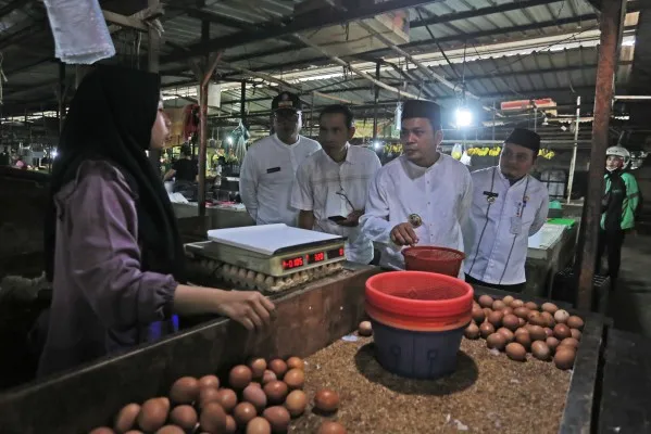 Pj Wali Kota saat berkunjung ke pasar. (Humas Pemkot Tangerang)