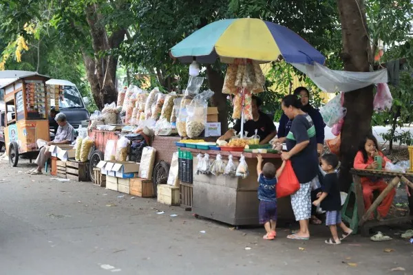 Pedagang Pasar Sipon, Kecamatan Cipondoh, Kota Tangerang memakai sebagian bahu jalan untuk berjualan. (Dok. Humas Pemkot)