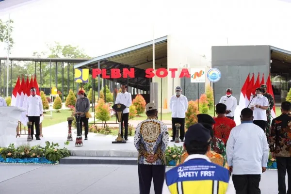 Mendagri Muhammad Tito Karnavian saat mendampingi Presiden Joko Widodo meresmikan Pos PLBN Sota. (Kemendagri)