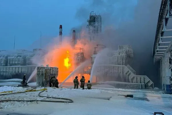 Dua ledakan terjadidi fasilitas penyimpanan bahan bakar kimia Novatek di pelabuhan Ust-Luga, St Petersburg, Rusia. (Foto: AP News)