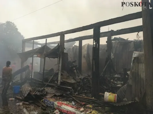 Kebakaran di kawasan padat penduduk Jalan Papanggo 1 D, Kecamatan Tanjung Priok, Jakarta Utara. (foto:ivan)