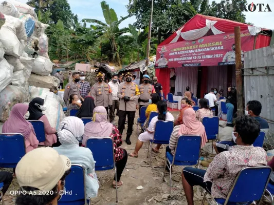 Kapolres Metro Depok Kombes Imran Edwin Siregar bersama Wakapolres Metro Depok AKBP Hari Setyo melakukan vaksinasi di tempat slum area kumuh disambut warga rata-rata pemulung (angga)