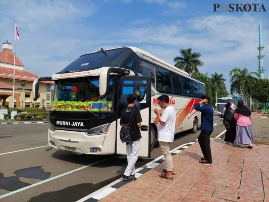 Santri saat hendak berangkat ke Pesantren Gontor. (Fernando Toga)