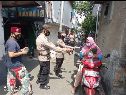 Polsek Tanjung Duren bersama tiga pilar berikan edukasi tentang pentingnya penerapan protokol kesehatan dan membagikan masker gratis kepada warga. (istimewa)