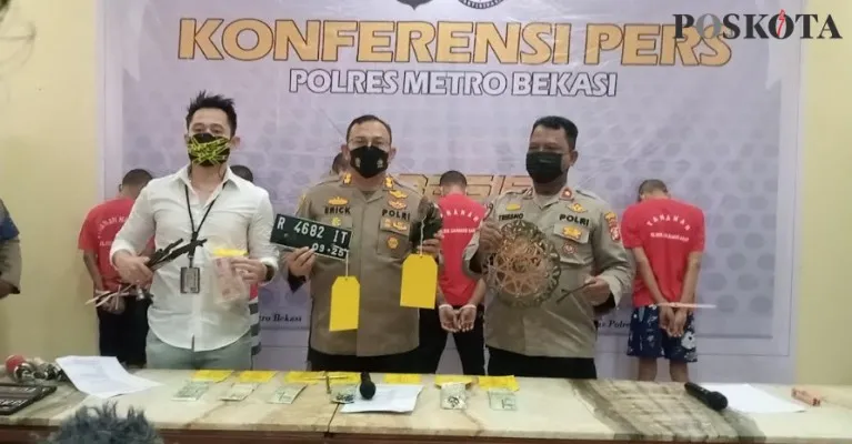 Jajaran Polres Metro Bekasi dan Polsek Cikarang Barat saat ungkap kasus curanmor. Selasa (16/8/2022) siang. (Ihsan Fahmi).