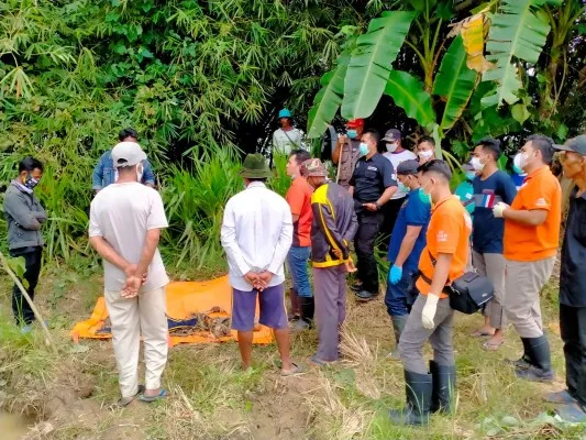 Evakuasi korban yang sudah menjadi kerangka oleh personil Satreskrim Polres Pandeglang. (istimewa)