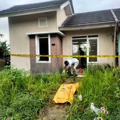 Petugas mengevakuasi jenazah pria dari rumah kosong di Perumahan Jonggol, Kabupaten Bogor. (Ist)