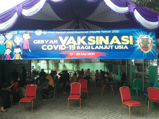 Gebyar vaksinasi Covid-19 untuk warga Lanjut Usia (Lansia) di Puskesmas Tigaraksa, Kabupaten Tangerang. (foto: ridsha vimanda nasution)