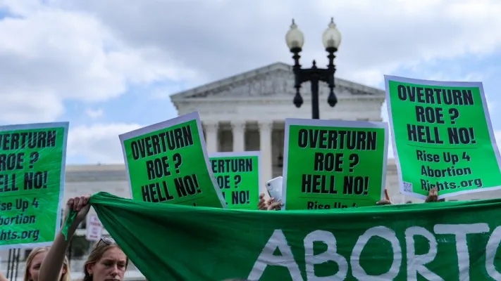 Para pengunjuk rasa di luar Mahkamah Agung Amerika Serikat. (Foto: Getty Images/ Yasin Osturk)