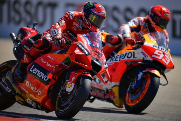 Sisa 3 lap terakhir, Marc Marquez berduel dengan Francesco Bagnaia, beberapa kali saling over take di GP Aragon 2021. (foto/motogp)