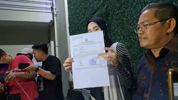 Inara Rusli dan Kuasa Hukumnya. (ist)