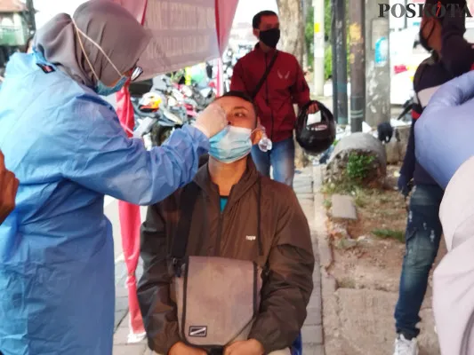 Pelaksanaan rapid test antigen gratis bagi pemudik di Pos Penyekatan Sasak Jarang, Bulak Kapal, Kota Bekasi (cr02)