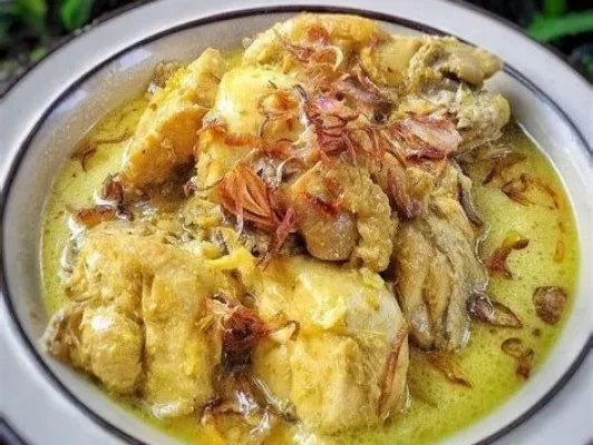 Makin lezat disantap dengan lontong, ini resep opor ayam kuning dengam cita rasa khas lebaran. (Pinterest/Resep Dapur Mbah Sutiyem)