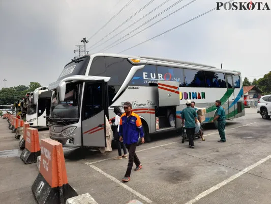 Suasana di terminal Kampung Rambutan. (ifand)