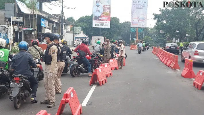 Anggota gabungan Satlantas Polres Metro Depok menggelar penyekatan di Pos dalam Kota Depok Jalan Margonda menuju arah Jakarta diperiksa kelengkapan surat STRP. (Angga)