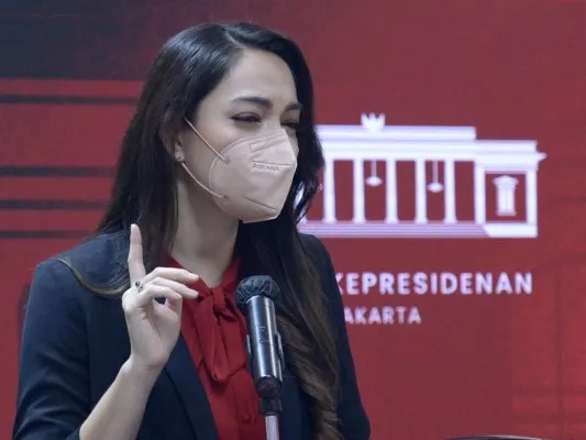 dr Reisa Brotoasmoro memakai masker cegah penularan Covid-19. (biro pers Istana)