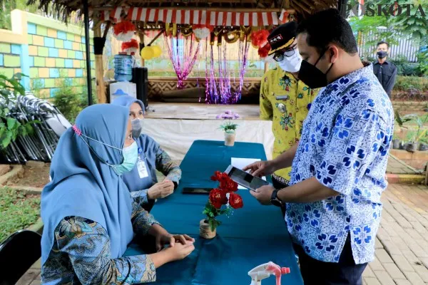 Wali Kota Tangerang Arief R Wismansyah saat meninjau pelayanan digital di Kelurahan Nusa Jaya. (foto: iqbal)