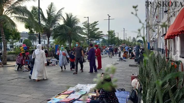 Sepanjang jalan Kali Besar kawasan Kota Tua ramai dikunjungi wisatawan lokal. (CR01)