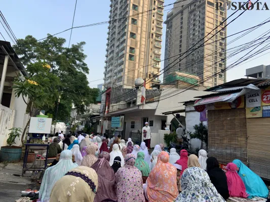 Para jemaah Salat Idul Fitri di Masjid Jami’ Assuhaimiah. (foto:tha)