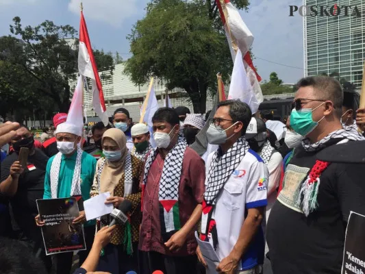 Presiden KSPI, Said Iqbal saat gelar aksi belas Palestina di Kedubes AS Jalan Medan Merdeka Selatan , Jakarta Pusat. (cr05)