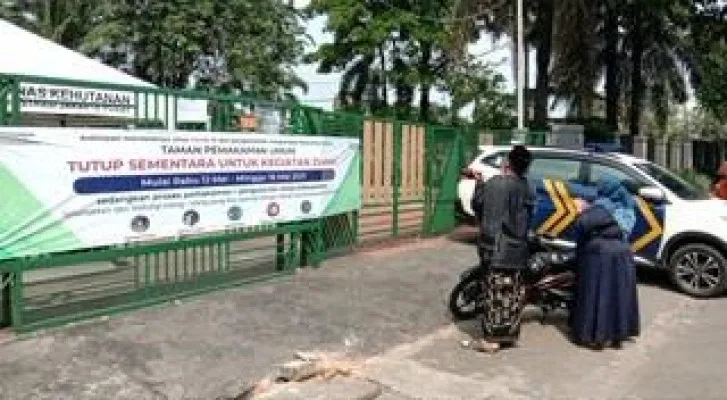 Peziarah sedang panjatkan doa dari luar area TPU Karet Bivak, Tanah Abang , Jakarta Pusat (ist)