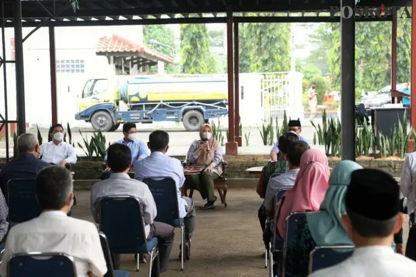 Irna menggelar rapat  dengan kepala OPD, Senin (26/4/2021) di halaman belakang Pendopo Pandeglang. (foto: yusuf permana)