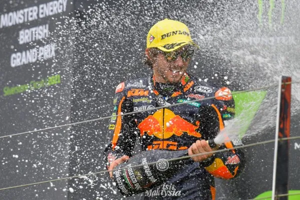 Remy Gardner berhasil juara Moto2 di GP Inggris, hasil ini memperkuat posisinya di puncak klasemen juara sementara. (foto/motogp)