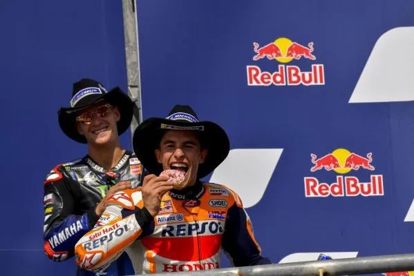 Marc Marquez saat selebrasi memakan donat di atas podium GP Americ. (foto/motogp)