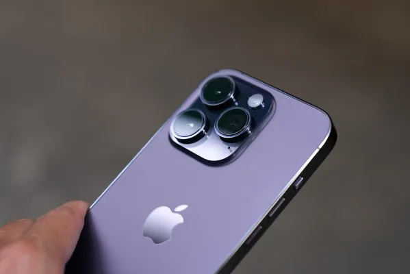 Update Harga iPhone 11 12 13 14 15 Sekarang Februari 2024 Makin Anjlok, Imbas Apple Buka Cabang di Indonesia?/Unsplash Thai Nguyen