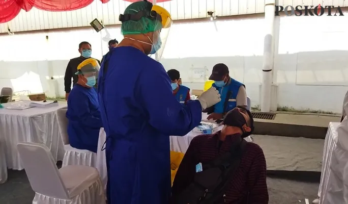 Pemudik lakukan tes swab antigen gratis di Pos Pemeriksaan Kedungwaringin, Kabupaten Bekasi, Minggu (16/5/2021) (cr02)