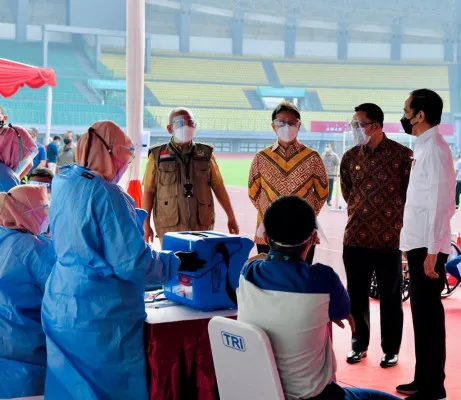 Presiden Joko Widodo saat meninjau vaksinasi massal di Stadion Patriot Bekasi. (ist)