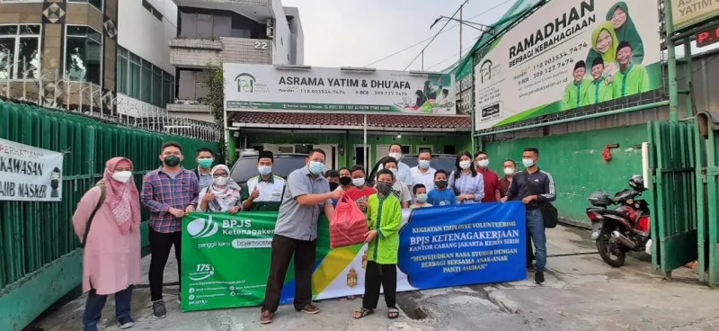 Kepala Kantor Cabang BPJS Ketenagakerjaan Jakarta Kebon Sirih Tonny W.K memberikan simbolis makanan buka puasa kepada perwakilan asrama yatim dhu’afa, Jakarta Pusat, Jumat (7/5/2021). (foto:dok/BPJS Ketenagakerjaan)