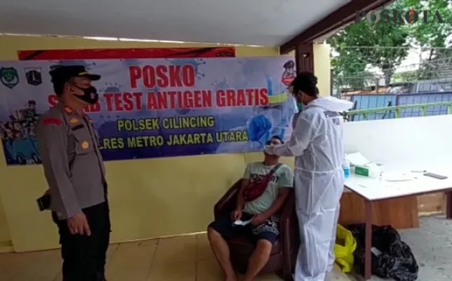 Jajaran Polsek Cilincing saat melakukan Swab Antigen pada pemudik yang telah kembali. (yono)