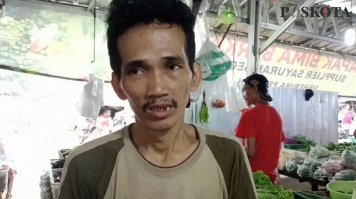 Salah satu pedagang sayur di Pasar Kranji Baru Kota Bekasi bernama Herman (38). (foto: cr02)