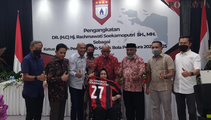 Ketua Umum dan pengurus Persipura Jayapura menyerahkan seragam tim kepada Ketua Dewan Pembina Persipura Rachmawati Soekarnoputri. (foto: cr05)