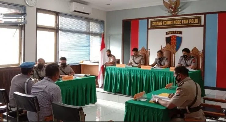 AER yang divonis PTDH saat menjalani proses sidang kode etik yang digelar Bidang Propam. (ist)