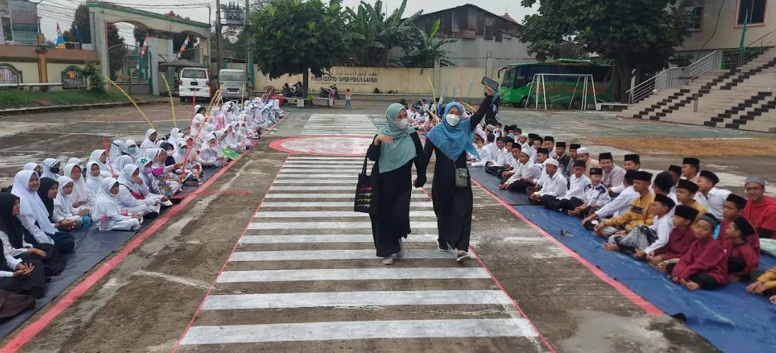 AMEC Fashion Week yang dibuka Ketua Yayasan AMEC, Drs H. Mamun Ibnu Ridwan, Bojongsari Kota Depok, diikuti peserta anak yatim, siswa, dan para guru (angga)